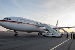 Merkel'in uçağı acil iniş yaptı