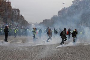 Fransa'daki gösterilerde 17'si polis 118 kişi yaralandı, 974 kişi gözaltına alındı