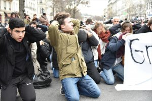 Paris'te lise öğrencileri yeniden sokaklarda 
