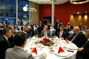 Almanya'daki Türk toplumu temsilcilerine büyükelçilikte iftar yemeği verdi. 