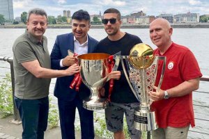 Podolski, Galatasaray'ın şampiyonluk kupalarıyla poz verdi