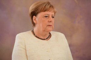 Almanya Başbakanı Merkel, yeni Adalet Bakanı Lambrecht’in mazbata töreninde titreme nöbeti geçirdi.