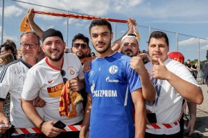 Galatasaraylılar Ozan’ı ilk antrenmanda yalnız bırakmadı
