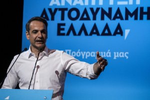 Yunanistan'da seçimin galibi Miçotakis'ten balkon konuşması