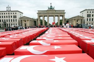 15 Temmuz şehitleri Türk bayrağına sarılı anıldı