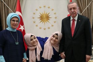 Cumhurbaşkanı Erdoğan siyam ikizleri Sema ve Ayşe ile bir araya geldi