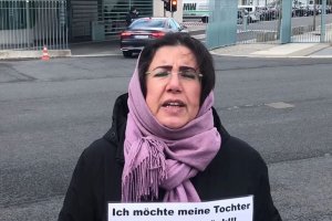 Almanya'da kızı PKK tarafından kaçırılan anne eylemini sürdürüyor