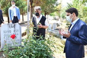YTB Başkanı Eren, Solingen Faciasında Hayatlarını Kaybeden Genç Ailesi Üyelerini Mezarı Başında Andı