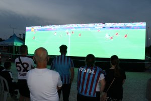 Gurbetçiler Avrupa kupalarındaki maçlarını Edirne Valiliğince kurulan dev ekrandan izledi 