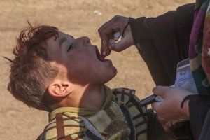 Pakistan’da Afgan çocukları felci aşısı oldu
