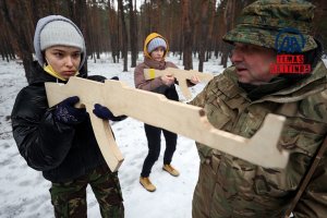 Ukrayna'da sivil halk olası bir savaş durumuna karşı eğitiyor
