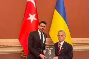 YTB Bakanı Eren, Kırımoğlu'na Dr. Sadık Ahmet kitabı hediye etti