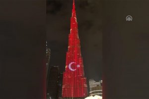 Burj Khalifa gökdelenine Türk bayrağı yansıtıldı