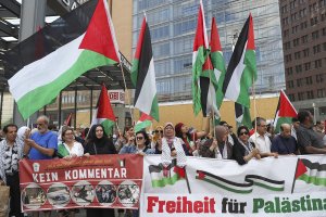 Berlin’de İsrail’in saldırısı altındaki Gazze ile dayanışma gösterisi düzenlendi
