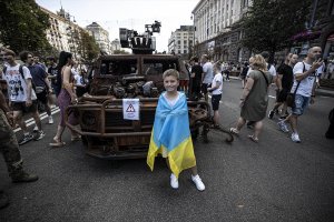 Ukrayna tarafından ele geçirilen Rus askeri zırhlıları Kiev'de sergileniyor