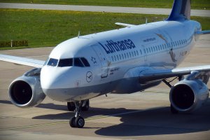 Lufthansa, pilotların yarınki grevi nedeniyle 800 uçuşu iptal etti