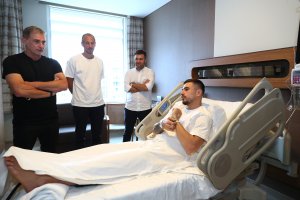 Trabzonsporlu Dorukhan'ı Stefan Kuntz hastanede ziyaret etti