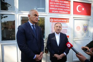 Adalet Bakanı Bozdağ Diyarbakır Cezaevi anahtarını Kültür ve Turizm Bakanı Ersoy'a teslim etti