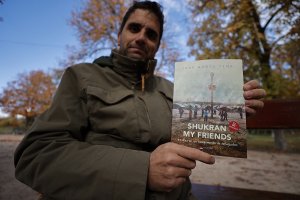 Jose Tena gazeteci, Yunanistan'daki mülteci kampında yaşanan dramı kitaba döktü
