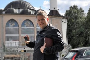  Paludan Türkiye'nin Stockholm Büyükelçiliği önünde Kur'an-ı Kerim yaktı