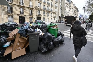 Paris dev bir açık hava çöplüğüne dönüştü