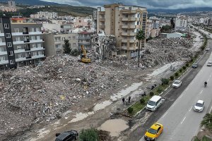 AB, Türkiye'de depremlerden etkilenen bölgelere yardımlarını sürdürecek