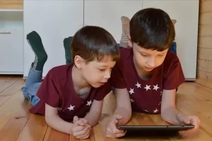 Çocuklar uzun süre, tablet, bilgisayer, telefon'a maruz kalırlarsa ne olur??