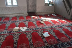 Fransız vatandaşı İskeçe'ye bağlı Ilıca köyünde camiye girerek Kur’an-ı Kerimleri yırttı