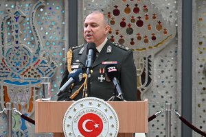 Türk komutana Almanya'da nişan takdim edildi