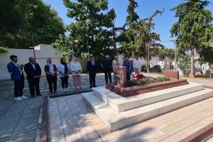TİKA Başkan Yardımcısı Dr. Mahmut Çevik, Dr. Sadık Ahmet'in mezarını ziyaret etti