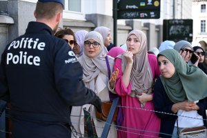 Brüksel'de yüzlerce kişi zorunlu cinsellik eğitimini protesto etti